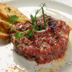 Steak Tartare cu condimente si bagheta