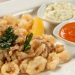 Fried Baby Calamari cu sos tartar si marinara picante