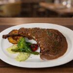 Cotlet de porc cu os la gratar